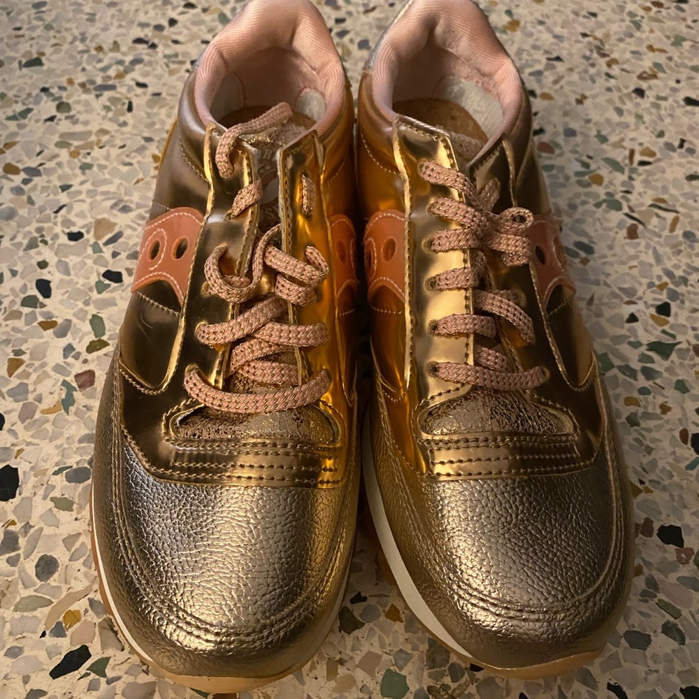 Saucing sz 6 sneakers like new